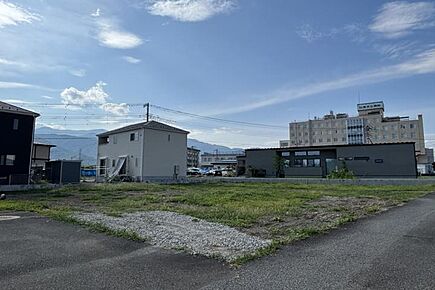 分譲地全景1（撮影_2026年7月）朝日が差し込む東向きの2区画です。※販売済区画を含む場合がございます。 