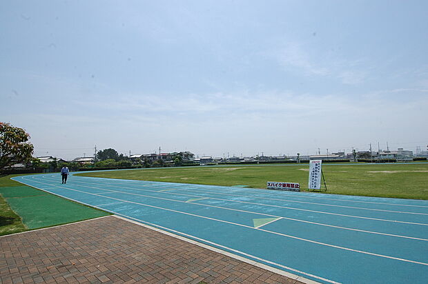 【秋ケ池運動広場まで徒歩約12分】全天候型トラック6コース、天然芝のグラウンドや健康遊具がある、秋ケ池に面した公園です。新幹線の高架に近く、秋には紅葉も見頃に。自然を感じのびのびと暮らせそうです。