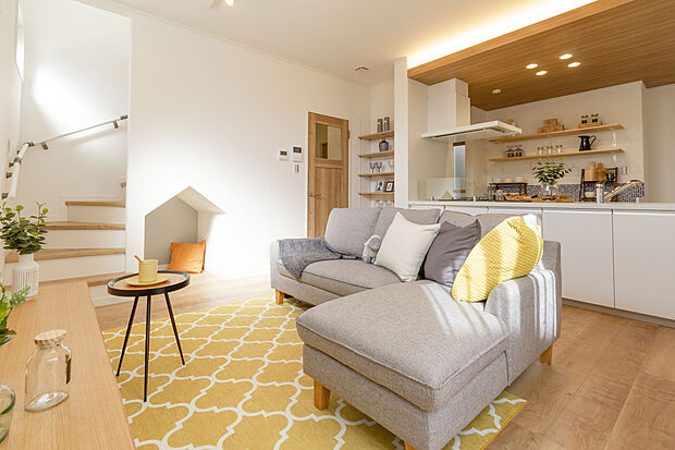 【当社施工例】自由設計のご参考に。ナチュラルな北欧インテリアで統一されたリラックスして寛げる住まいです。対面キッチン×リビング階段で家族とのコミュニケーションも自然に増える仲良し家族の住まいです。