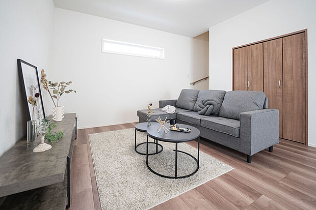 【1階約19.8帖LDK/A号地】ハイサイドライトが高い位置から空間の奥まで自然光を導きつつ、前面道路からの視界はカット。プライベートな時間をご家族とゆったりとお過ごしいただけます。