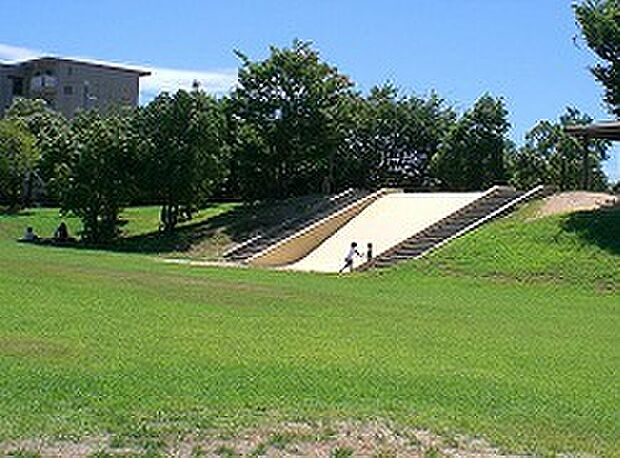 【野添北公園まで徒歩約10分(約800m)】総面積約1.5ヘクタール！花木が茂る自然豊かな環境の中で、お子様がのびのび外遊びを楽しめます。複合遊具や、水遊びのできる人工池があり楽しみ方は多様です。