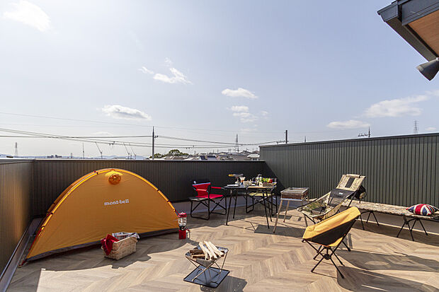 【【当社施工例】】広々としたバルコニーではお子様と一緒にベランピングが楽しめます。バルコニーにセッティングしたテーブルで食べるだけでも、十分キャンプ気分を味わえます。安全にお子様と外遊びができます。