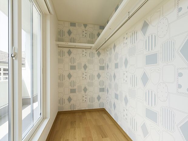 【【当社施工例】】WICはバルコニーと繋がる設計に。乾いた洗濯物を直接収納できるため、家事の時短に繋がります。WICと洋室の間に建具がないため、洗濯物や荷物を持ったままでもラクラク出入りができます。