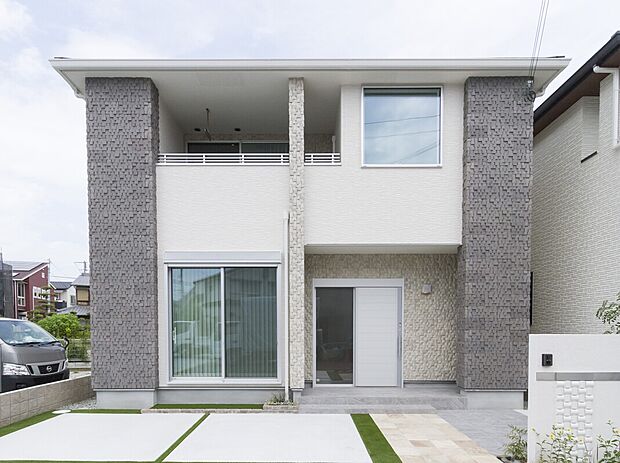 【【当社施工例】】凹凸のあるタイルがアクセントとなる外観。南西側に設けたインナーバルコニーは、洗濯物を乾かすだけでなく、植物を育てたり、カフェテラスのように楽しんだりとほっと一息つける寛ぎの場となります。