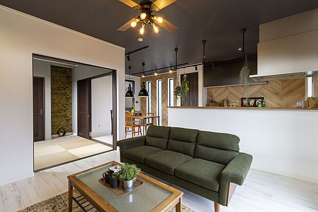 【【当社施工例】】シックな色合いで統一されたカッコイイLDKです。キッチンが中心となる間取は、お料理中でもお子様の様子が見守れます。和室を開放するとさらに一体感のある広い空間になります。