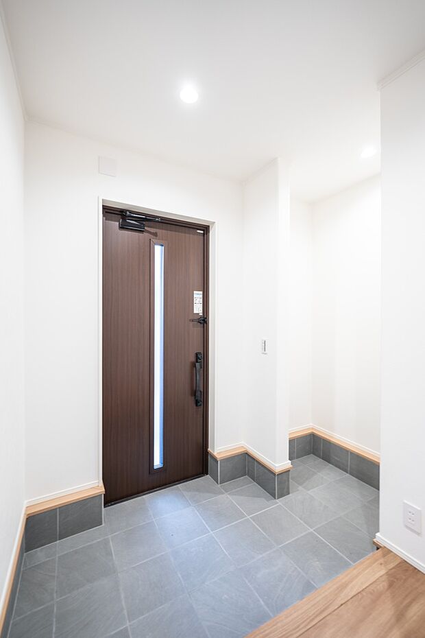【【1階玄関/B号地】】玄関は土間収納付きです。入り口にあえて扉を設けず、出入りがスムーズ。土足のままでベビーカーなどをサッと保管することができ、身軽になってからリビングや居室に向かう事が出来ます。