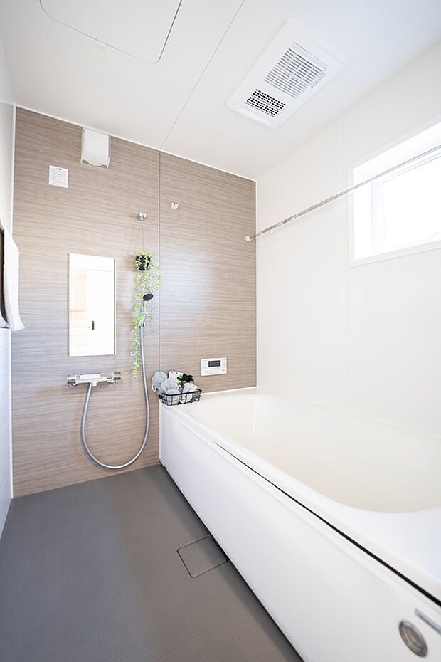 【【1階浴室/B号地】】足を伸ばしてゆったりとリラックスできるバスタブを備えた浴室。高い位置に窓があり、自然換気も叶います。洗い場はカウンターレスで、お子様との利用時なども広くお使いいただけます。