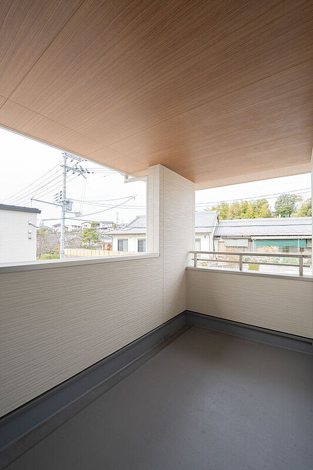 【【2階バルコニー/B号地】】主寝室から出入りが可能なバルコニーは、南西方向に採光面が広く、軒天が木目でデザイン性も◎ゆとりある奥行きや広さがあり洗濯物が干しやすく、急な天候変化の際にも安心です。