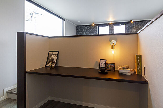 【【当社施工例】】 ご家族でマルチに使えるカウンターデスクを設けました。在宅ワークやお子様の勉強スペース、PCでの調べものなど色々な用途でご使用いただけます。写真や絵を飾るディスプレイスペースとしても◎