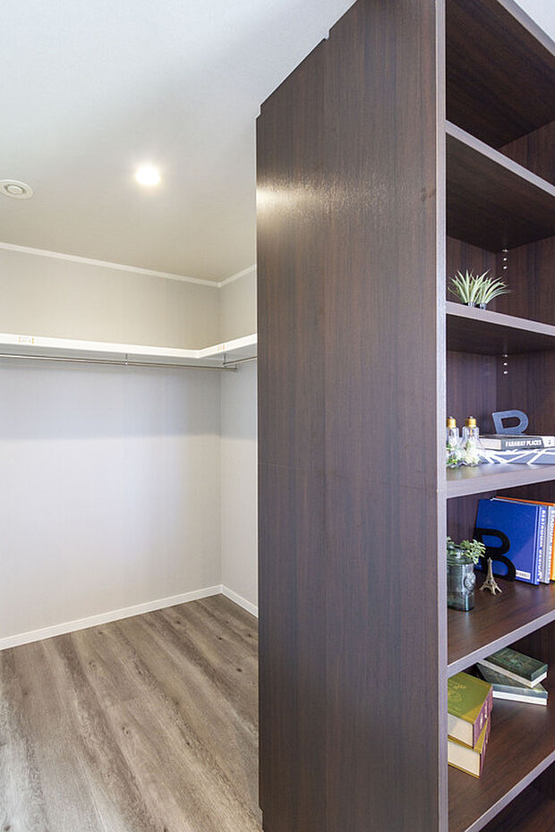 【【当社施工例】】主寝室から書斎、ウォークインクローゼットへ。一体感を持たせつつゆるやかに繋がる、開放感ある空間設計です。ウォークインクローゼットは書斎内の可動本棚で間仕切ることで、普段は目隠しスペースに。