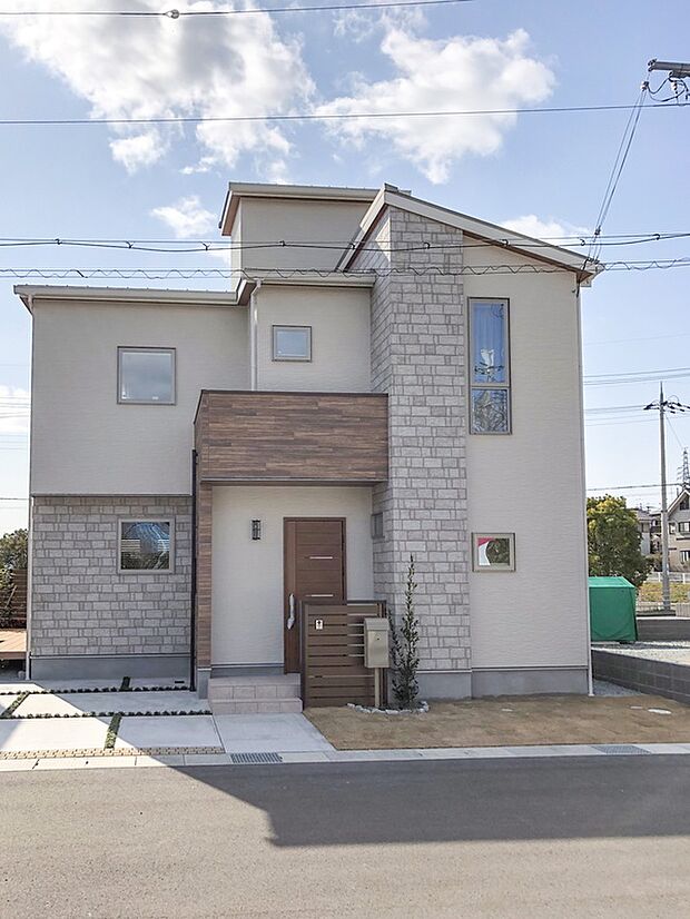 【【当社施工例】】青い空に映えるナチュラルな雰囲気で統一された外観は、どの年齢層からも好まれるデザインです。毎日のご家族の帰宅をあたたかく迎える癒しの住まいです。
