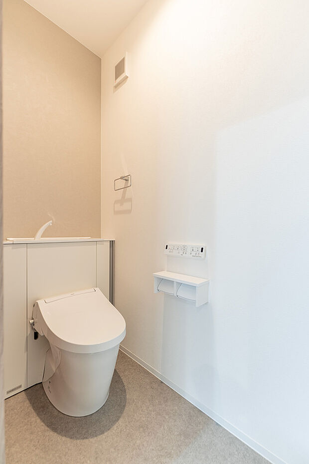 【【1階トイレ/D号地モデルハウス】】1階、2階の各フロアにトイレを設けることで、来客時や朝の混み合う時間も安心。1階トイレはタンクが視界に入らず、手洗い器のサイドにはグリーンなどを飾ることも。1年を通して快適な温水洗浄便座付きです。