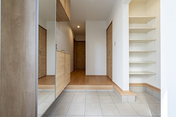 ◇SIC付き玄関で、靴やアウトドア用品もスッキリ収納。玄関まわりがいつも整います♪※施工事例