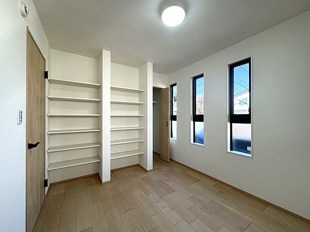 【洋室】■5.3帖の洋室には、収納スペースがあるので、部屋がスッキリ片付きます♪
