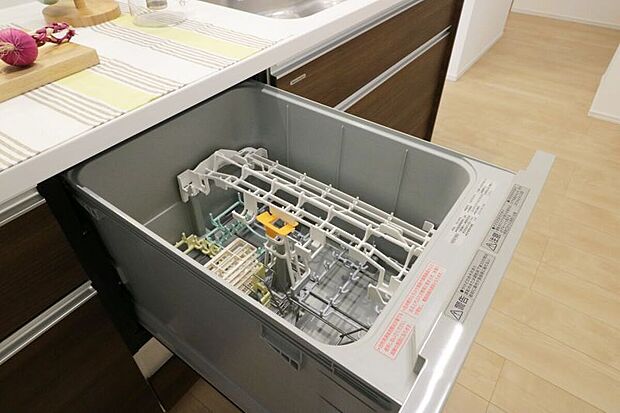 【食器洗い乾燥機】食後の後片付けは、楽々食洗機にお任せ。浮いたゆとり時間を家族のだんらんや自分時間に。