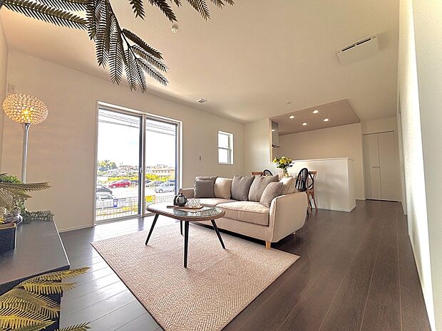 【リビング】広々としたリビングでゆったりと寛げます♪陽光がたっぷりと降り注ぎ、癒し、リラックス効果が♪
※イメージ