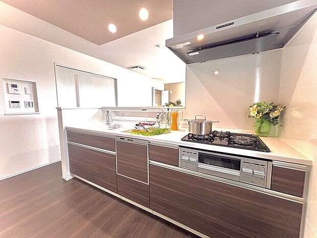 【キッチン】◇リビング、キッチンにパントリーがあるので、食品のストックはもちろん、非常食なども備えておけます。部屋全体がいつもすっきりと片付きます。食洗機付きで家事が楽々♪※イメージ