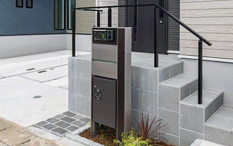 【宅配ポスト付門柱】留守の間も宅配ポストがあり安心です。建物のデザインに合わせたスタイリッシュなモデルを採用。※イメージ