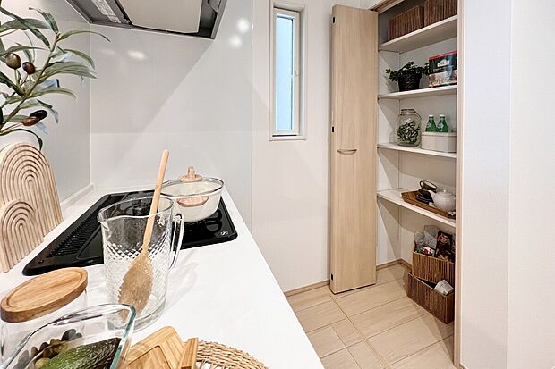 【パントリー】◇食品ストックや調味料を収納できるパントリーは人気の高い設備の一つです。キッチンの近くに設計することで、家事の効率化を叶えます◎※施工事例