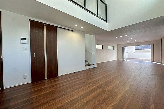 施工例 開放的な窓から差し込む優しい自然光が日常を忘れさせてくれる贅沢な空間を演出