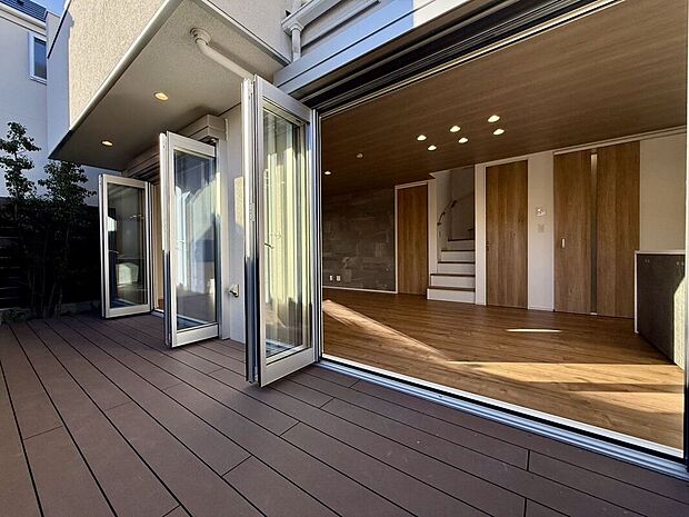 施工例 青空を背景に陽光のスポットライトを浴び、オーナー様だけの特別な空間を演出