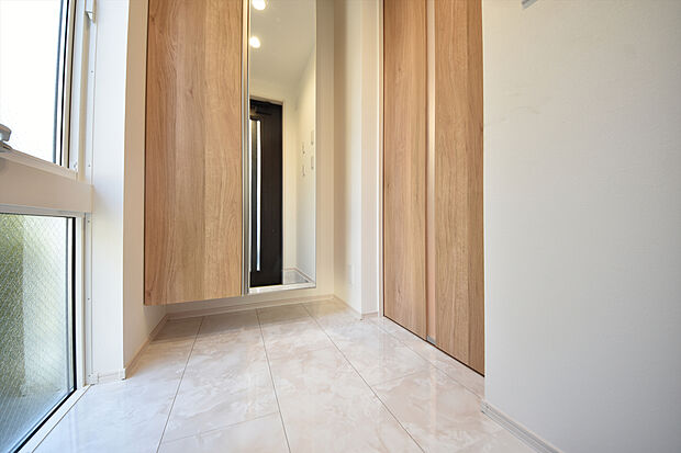 施工例　扉を開けた瞬間、目の前に広がる大理石調のフローリングがエントランスに一層の輝きと開放感を演出