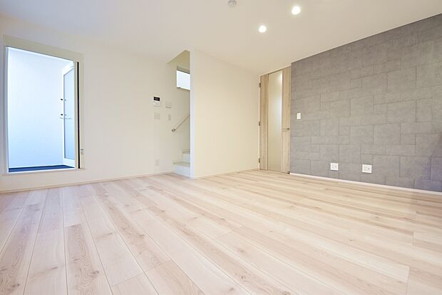 施工例　開放的な窓から差し込む優しい自然光が日常を忘れさせてくれる贅沢な空間を演出