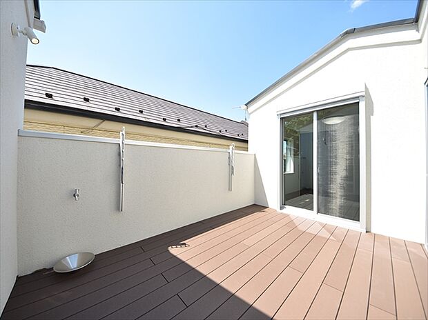 施工例　青空を背景に陽光のスポットライトを浴び、オーナー様だけの特別な空間を演出