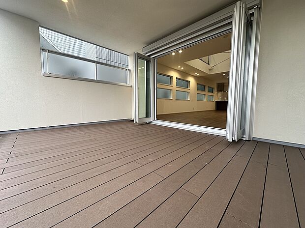 施工例 青空を背景に陽光のスポットライトを浴び、オーナー様だけの特別な空間を演出