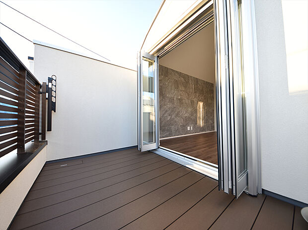 施工例　青空を背景に陽光のスポットライトを浴び、オーナー様だけの特別な空間を演出