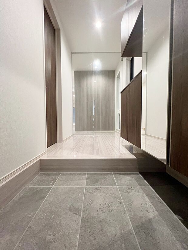 施工例 扉を開けた瞬間、目の前に広がる大理石調のフローリングがエントランスに一層の輝きと開放感を演出