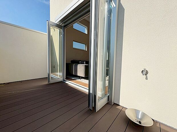 青空を背景に陽光のスポットライトを浴び、オーナー様だけの特別な空間を演出