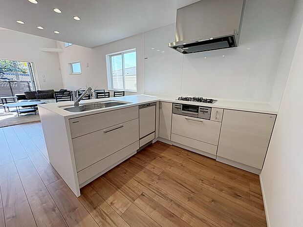 施工例 ゲストを招いて料理を振る舞い、広々としたキッチンスペースを囲みながら話が弾む贅沢な時間。