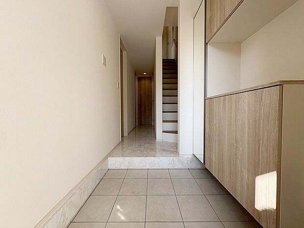 施工例 扉を開けた瞬間、目の前に広がる大理石調のフローリングがエントランスに一層の輝きと開放感を演出