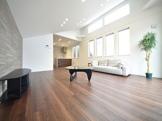 施工例　開放的な窓から差し込む優しい自然光が日常を忘れさせてくれる贅沢な空間を演出