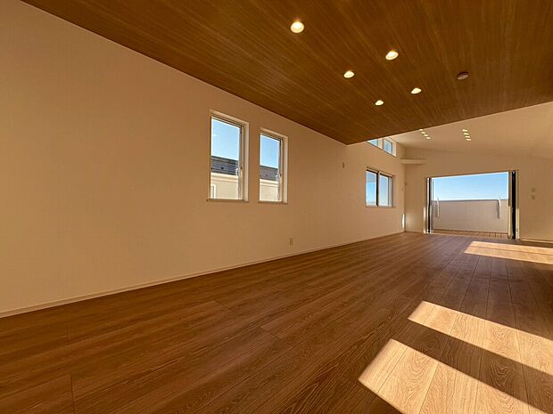 施工例 開放的な窓から差し込む優しい自然光が日常を忘れさせてくれる贅沢な空間を演出。