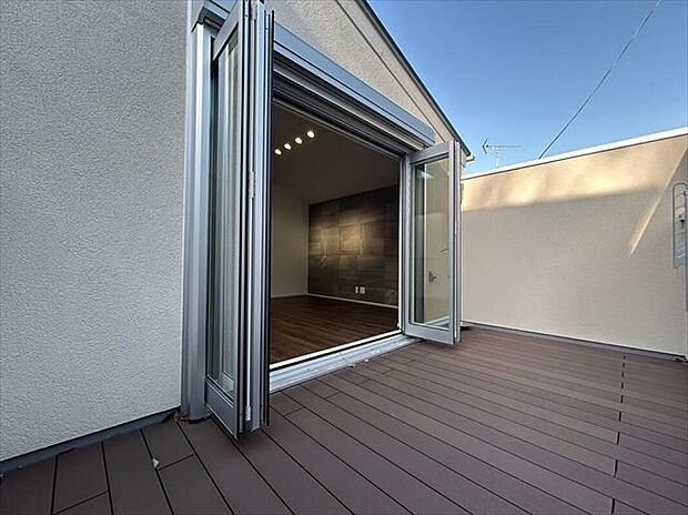 施工例 青空を背景に陽光のスポットライトを浴び、オーナー様だけの特別な空間を演出