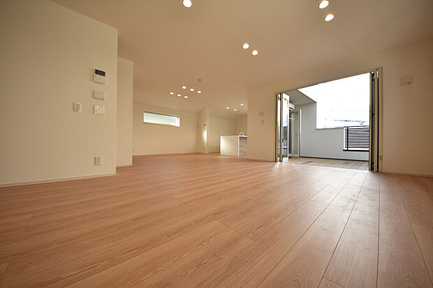 施工例　広々としたスペースに優しい光があふれるくつろぎのリビングダイニング