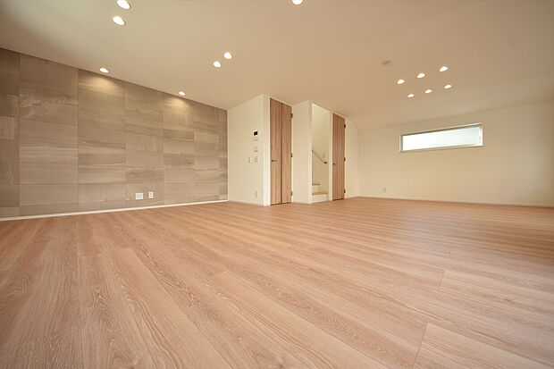 施工例 開放的な窓から差し込む優しい自然光が日常を忘れさせてくれる贅沢な空間を演出