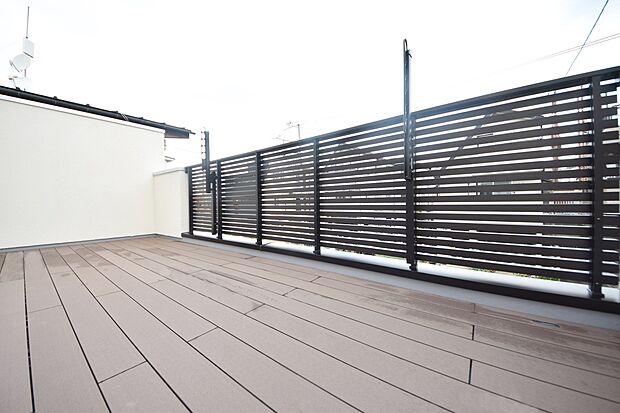 施工例 青空を背景に陽光のスポットライトを浴び、オーナー様だけの特別な空間を演出