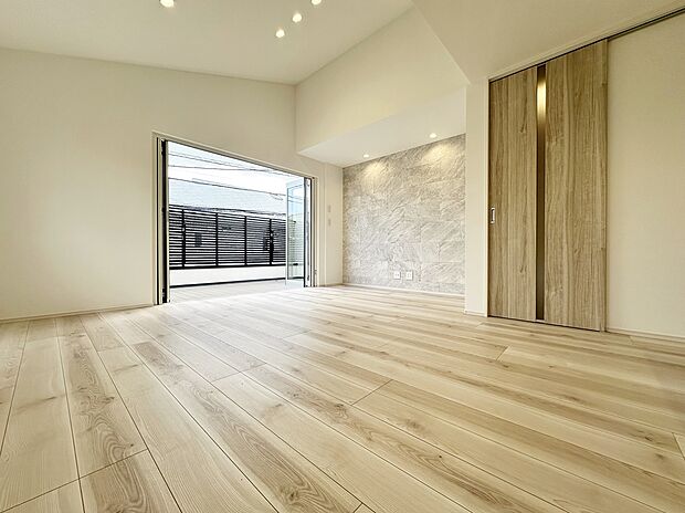 施工例 開放的な窓から差し込む優しい自然光が日常を忘れさせてくれる贅沢な空間を演出。