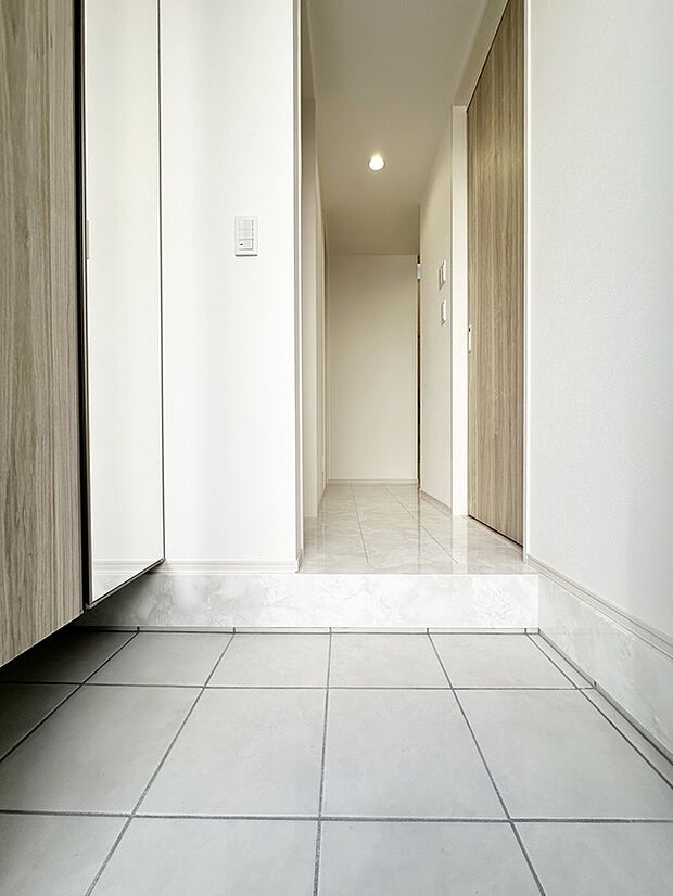 施工例 扉を開けた瞬間、目の前に広がる大理石調のフローリングがエントランスに一層の輝きと開放感を演出