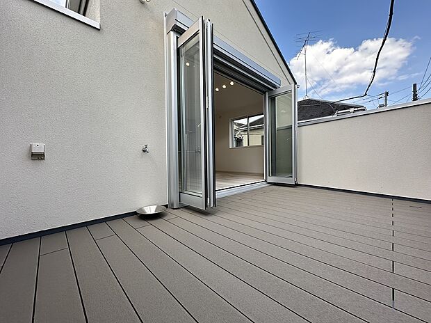 施工例 青空を背景に陽光のスポットライトを浴び、オーナー様だけの特別な空間を演出施工例 青空を背景に陽光のスポットライトを浴び、オーナー様だけの特別な空間を演出