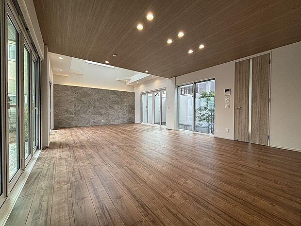 施工例　広々としたスペースに優しい光があふれるくつろぎのリビングダイニング