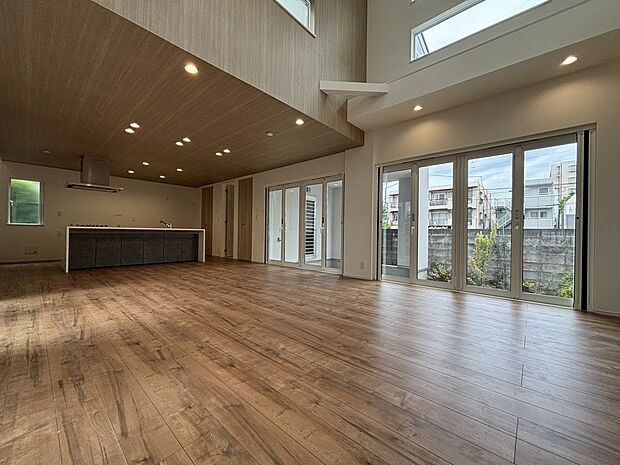 施工例　開放的な窓から差し込む優しい自然光が日常を忘れさせてくれる贅沢な空間を演出。