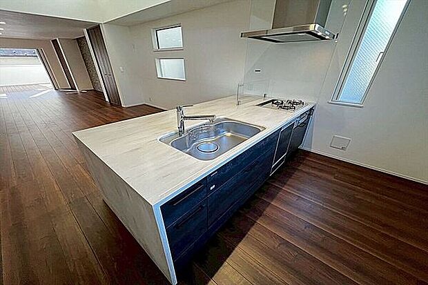 施工例 ゲストを招いて料理を振る舞い、広々としたキッチンスペースを囲みながら話が弾む贅沢な時間。