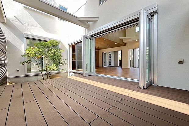 施工例　青空を背景に陽光のスポットライトを浴び、オーナー様だけの特別な空間を演出