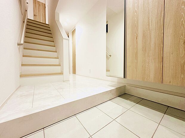 施工例 扉を開けた瞬間、目の前に広がる大理石調のフローリングがエントランスに一層の輝きと開放感を演出