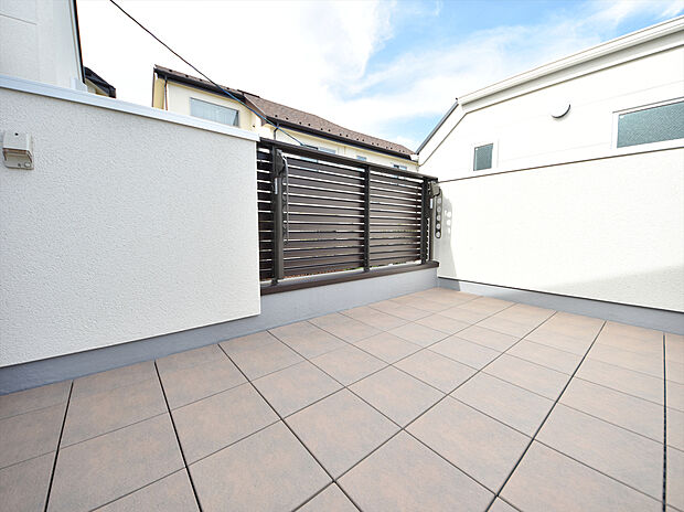 施工例 青空を背景に陽光のスポットライトを浴び、オーナー様だけの特別な空間を演出