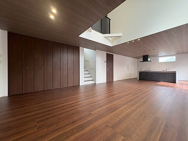 施工例　開放的な窓から差し込む優しい自然光が日常を忘れさせてくれる贅沢な空間を演出。